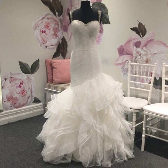 PRONOVIAS WEDDING GOWN! - Picture 3 of 8